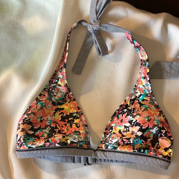 Roxy 2 piece swimsuit - Picture 4 of 6